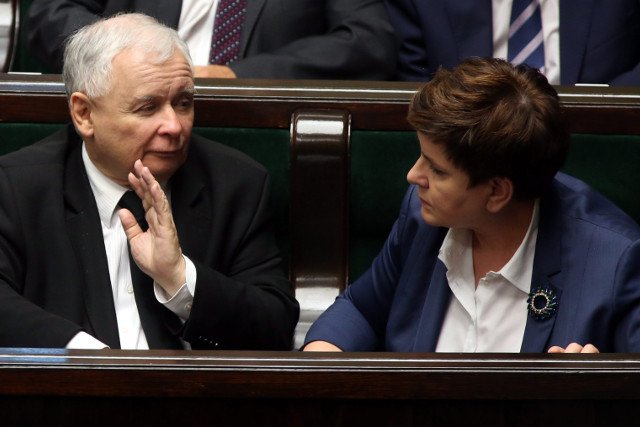Prezes Jaroslaw Kaczynski i premier Beata Szydlo. Czy któreś z nich weźmie pod uwagę unijne rezolucje?