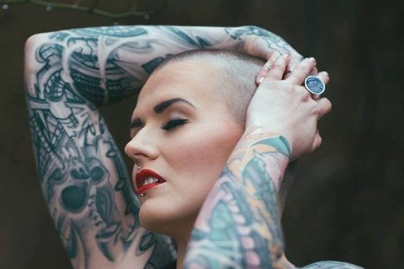 Jerzy Skoczylas przeprosił Karolinę Opolską za "głupi komentarz o tatuażach". Dziennikarka przeprosiny przyjęła z uśmiechem.