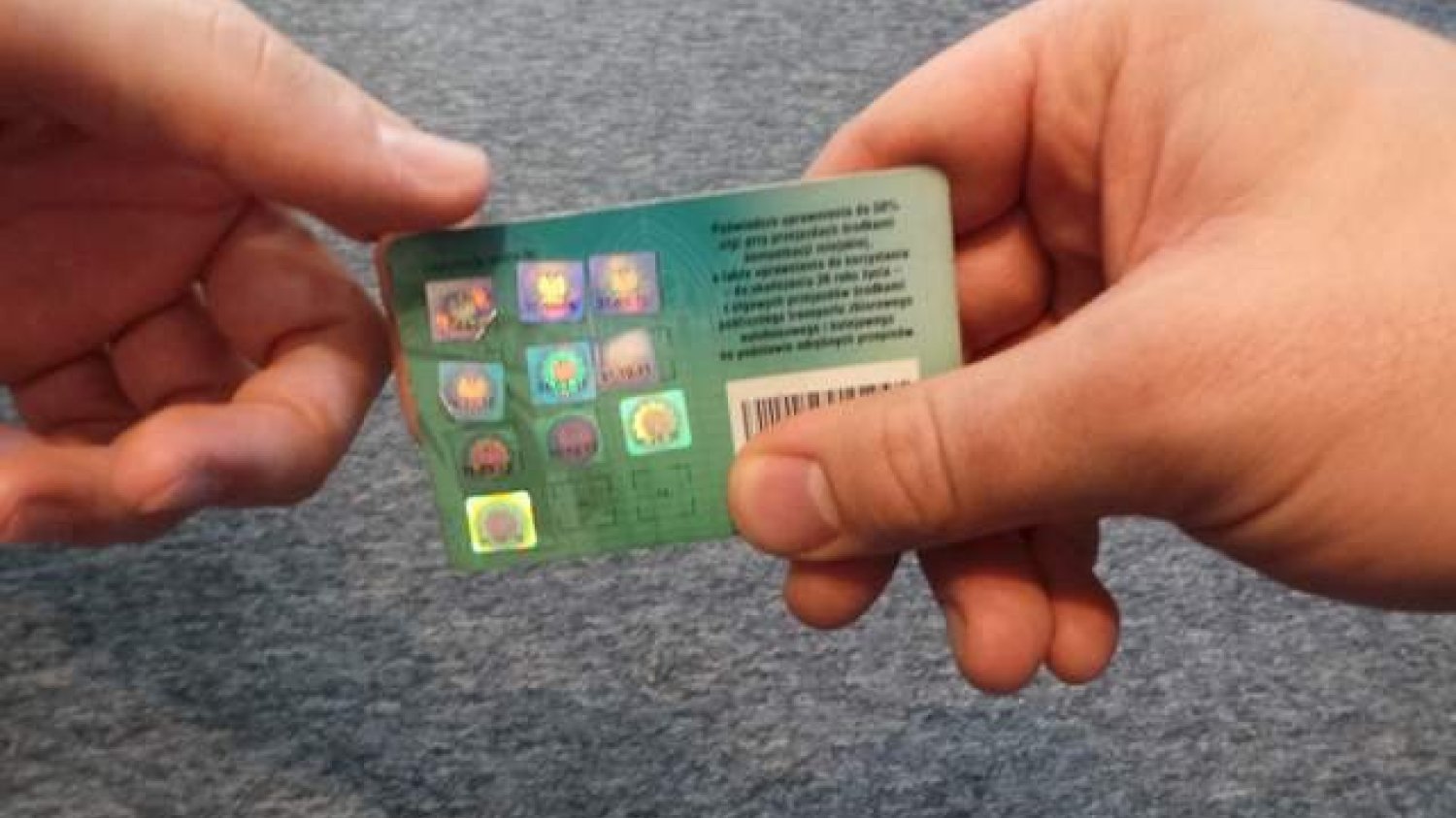 Studenci zapisują się na studia tylko dla legitymacji, która zapewni im zniżki.