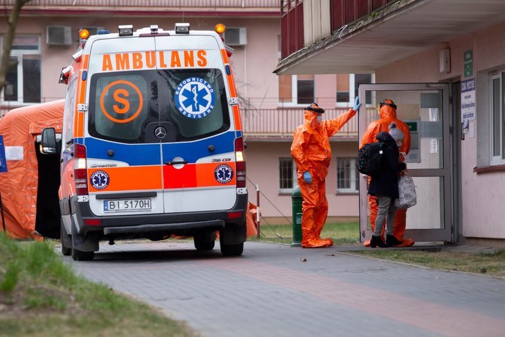 Ministerstwo Zdrowia w porannym raporcie informuje o dwóch przypadkach śmiertelnych z powodu COVID-19.