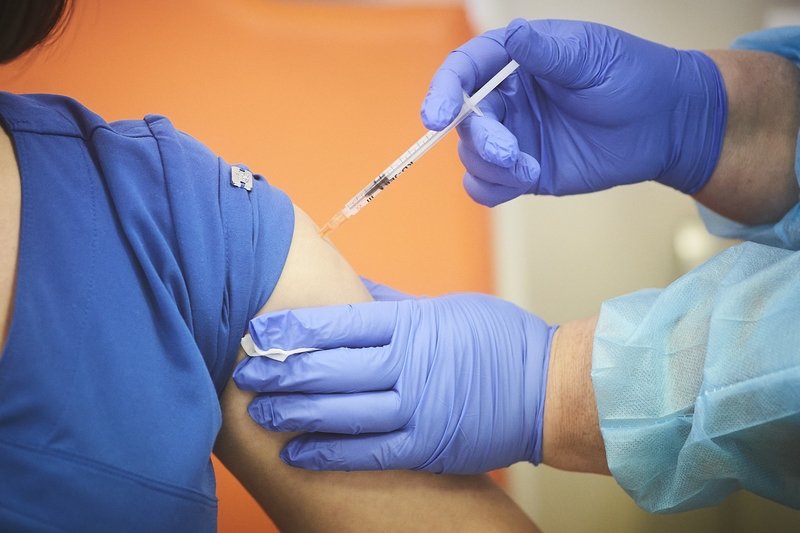 W Izraelu zaobserwowano spadek hospitalizacji u osób powyżej 60. roku życia.