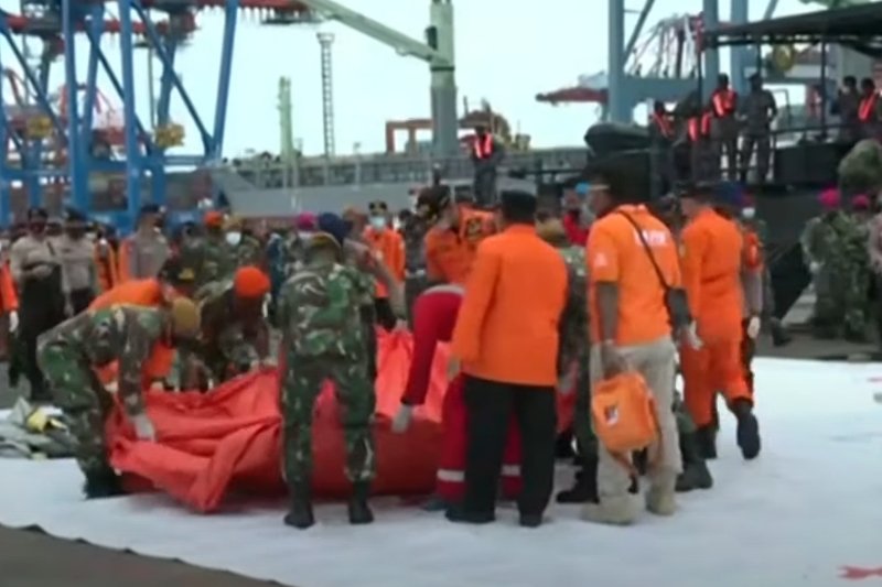 Odnaleziono czarne skrzynki indonezyjskiego samolotu, który rozbił się w Morzu Jawajskim.