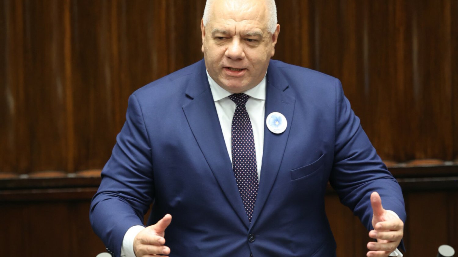 Kuriozalne wystąpienie Jacka Sasina w Sejmie. Tak tłumaczył się z miecza dla Rydzyka