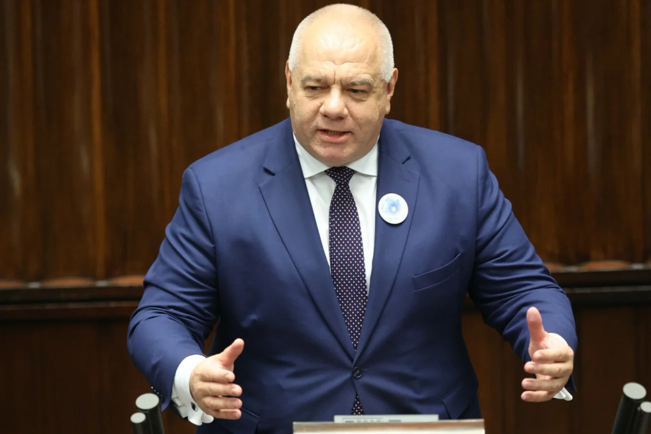 Sasin tłumaczy się z prezentu dla Rydzyka Kuriozalne wystąpienie Jacka Sasina w Sejmie. Tak tłumaczył się z miecza dla Rydzyka