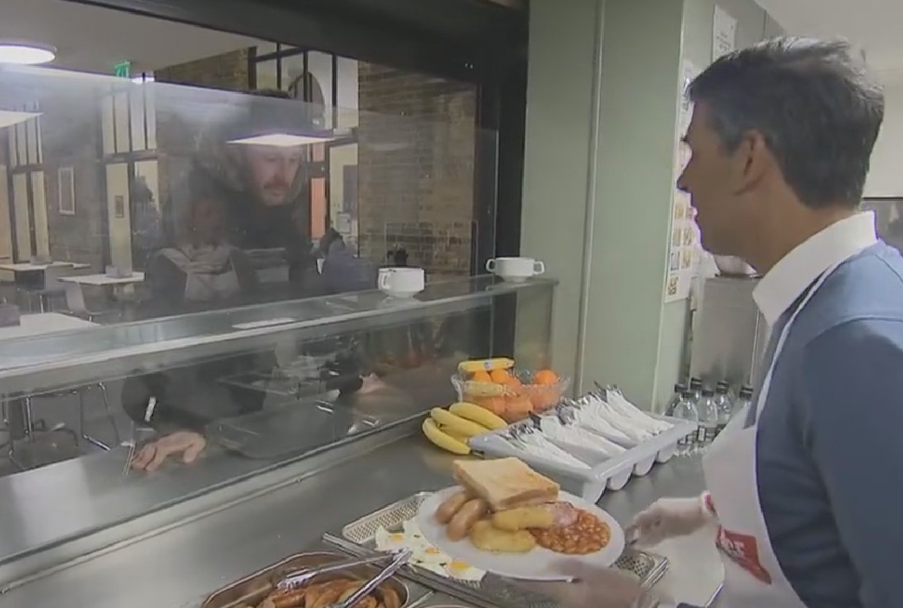 Podszedł do bezdomnego i wypalił. Wpadka premiera Wielkiej Brytanii.