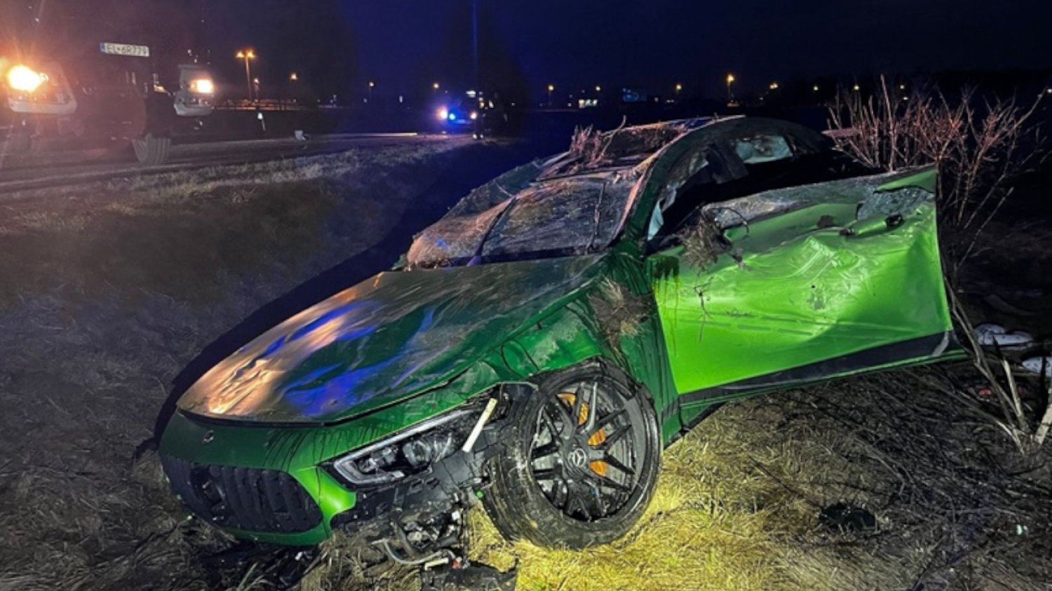 Młody kierowca skasował Mercedesa. Teraz może mieć poważne problemy finansowe.
