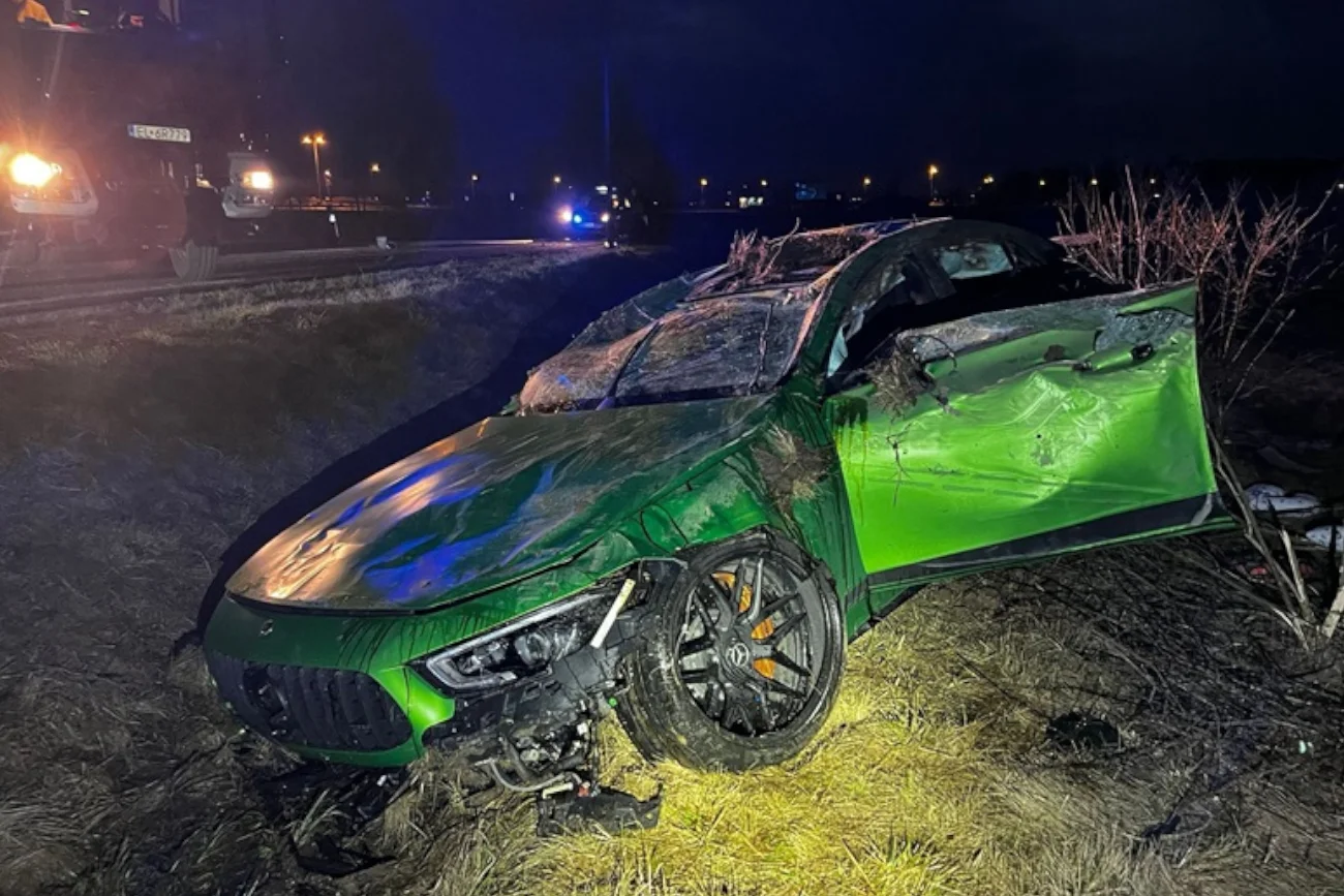Młody kierowca skasował Mercedesa. Teraz może mieć poważne problemy finansowe.