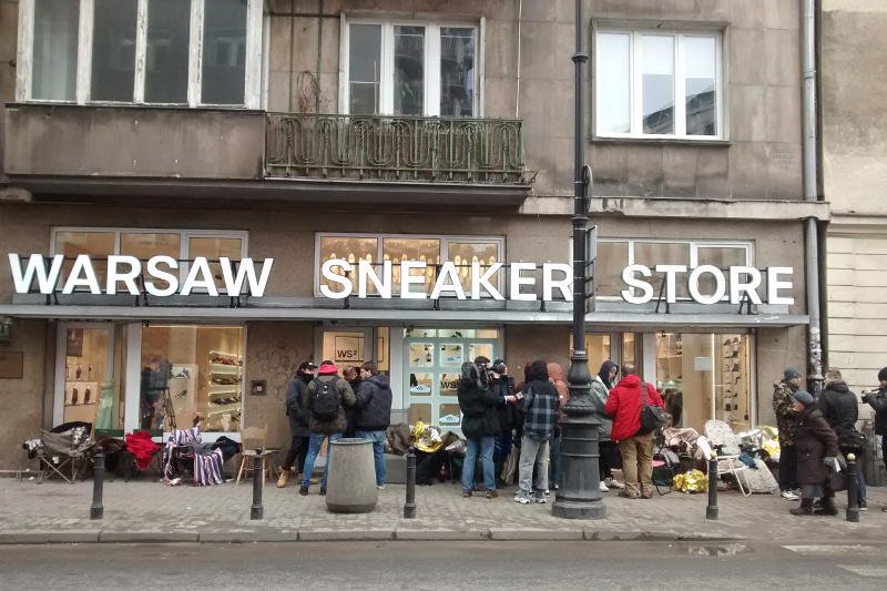 Podczas godzinnej przerwy pod sklepem było zaledwie kilka osób.