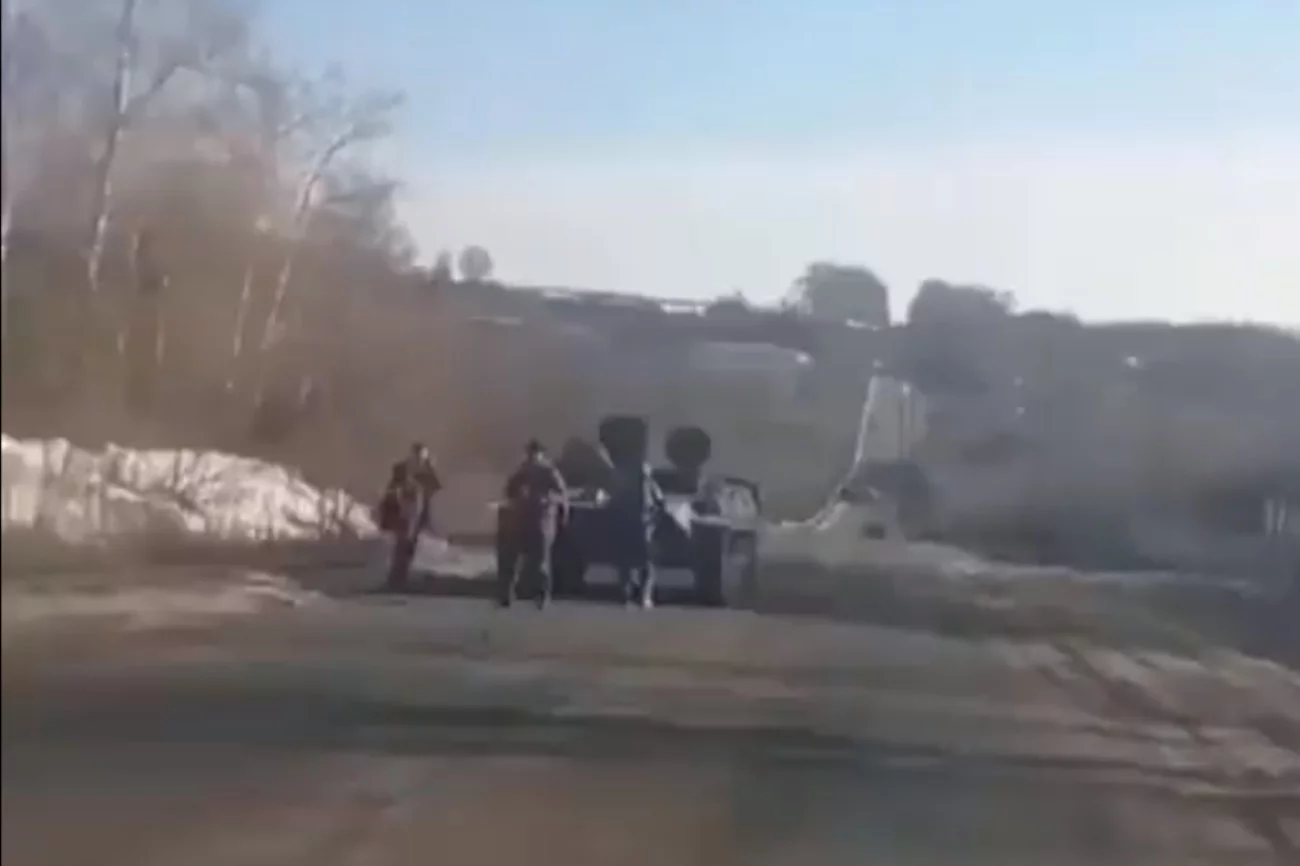 Ukraiński kierowca spotkał rosyjskich wojskowych.