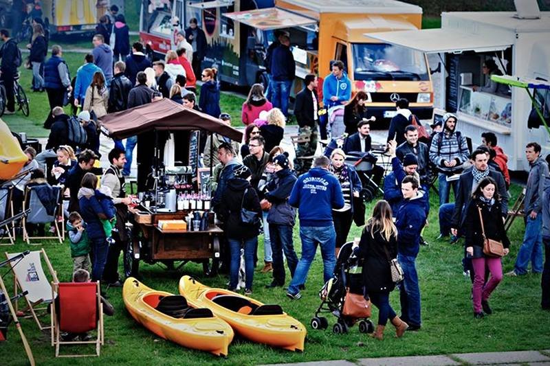 Na zdjęciu impreza "Żarcie na kółkach" zorganizowana pod koniec września 2013 roku. Na drugim planie - Na Rowerze Cafe.