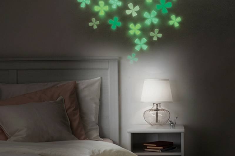 Wallflower to kwiecista dekoracja na ścianę, która świeci w ciemności