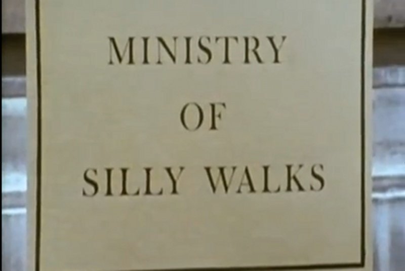 "Ministerstwo głupich kroków"–jeden z najbardziej znanych skeczy Monty Pythona