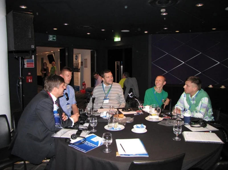 Na zdjęciu autor tekstu, delegacja KKN i Dariusz Dziekanowski rozmawiają o dostępności stadionów dla w-skersów, podczas przerwy w konferencji na Wembley w Londynie