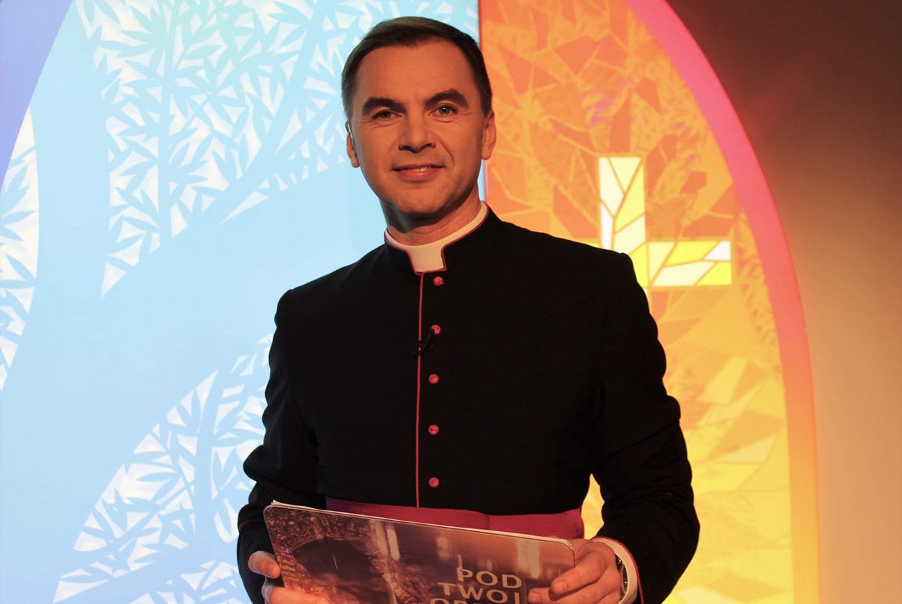 Ks. Andrzej Dębski na planie programu "Pod Twoją Obronę" w TVP Białystok.