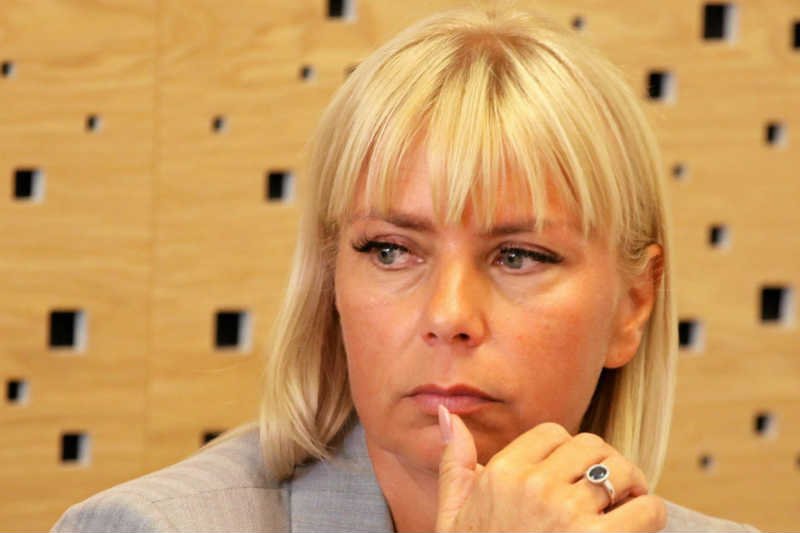 Platforma Obywatelska straciła mandat po Elżbiecie Bieńkowskiej. W wyborach uzupełniających do Senatu wygrał kandydat PiS.