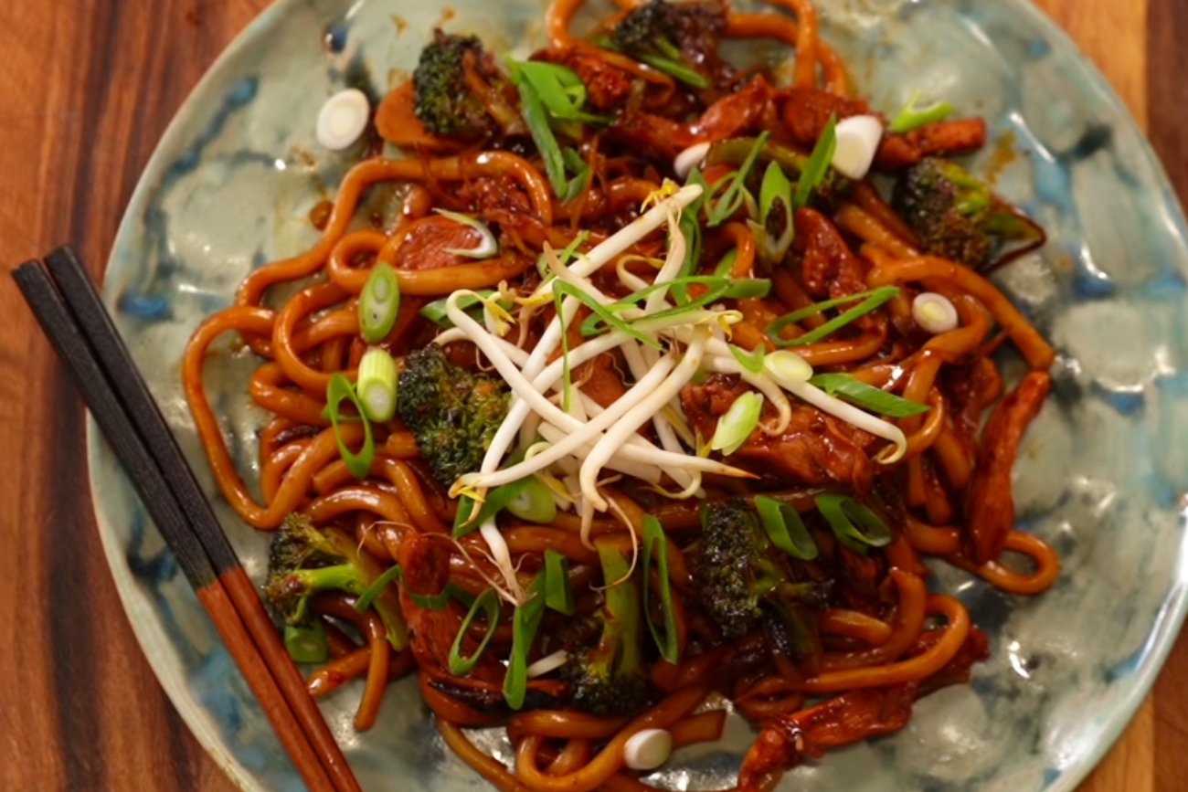 Przepis na ostry udon z kurczakiem. Stanie się twoim obiadowym ulubieńcem