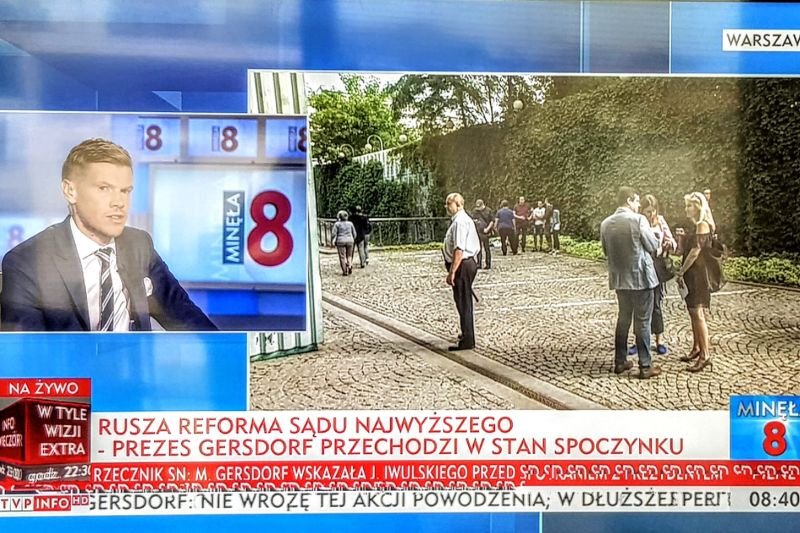 TVP Info postanowiło w "odmienny" sposób zrelacjonować wydarzenie przed Sądem Najwyższym.