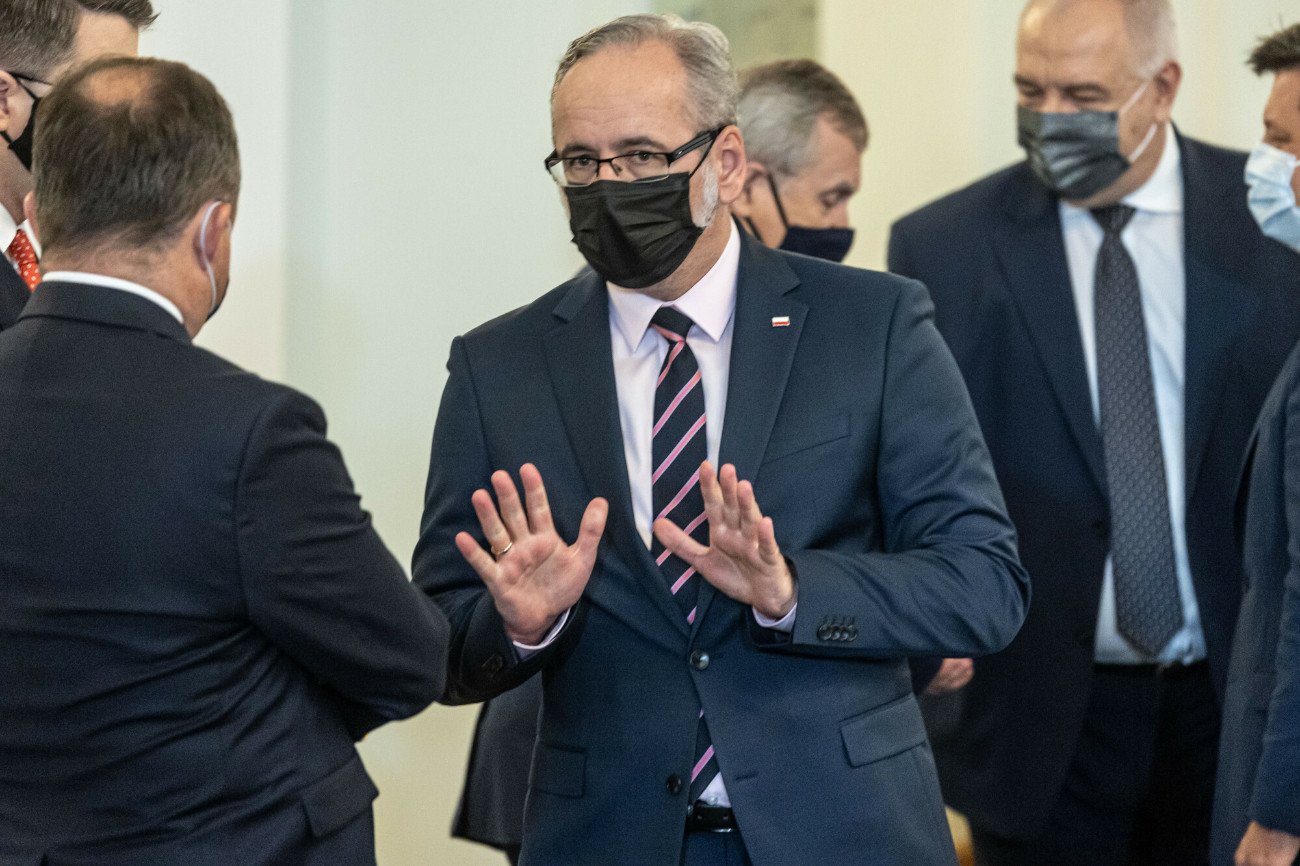 Restort Adama Niedzielskiego umył ręce ws. wymysłów antyszczepionkowców w Sejmie.