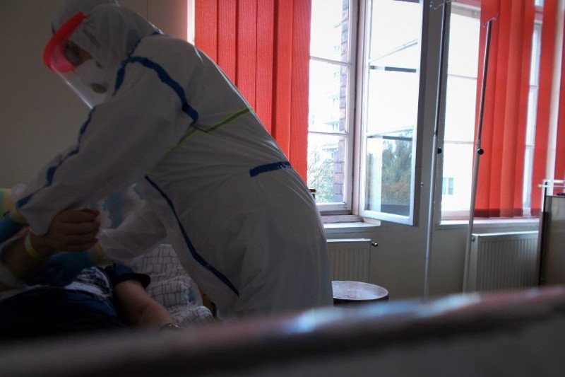 Opieka nad pacjentem z COVID-19, gdy każdy ruch sprawia ogromną trudność, staje się nadludzkim wysiłkiem. One to potrafią: pielęgniarki oddziału obserwacyjno-zakaźnego.
