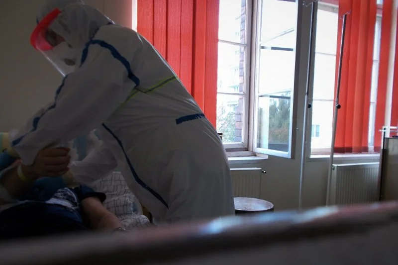 Opieka nad pacjentem z COVID-19, gdy każdy ruch sprawia ogromną trudność, staje się nadludzkim wysiłkiem. One to potrafią: pielęgniarki oddziału obserwacyjno-zakaźnego.