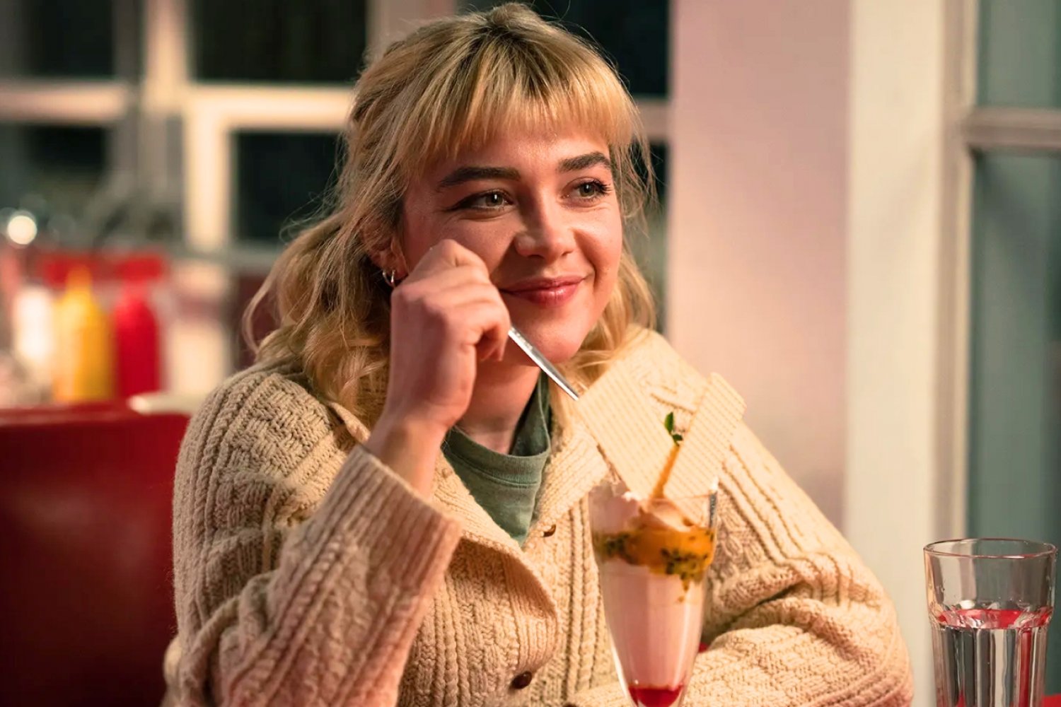 Ten wyciskacz łez wyląduje zaraz na VOD. To pozycja dla miłośników pięknych romansów "Sztuka pięknego życia" trafi na VOD. Gdzie obejrzeć film z Florence Pugh?