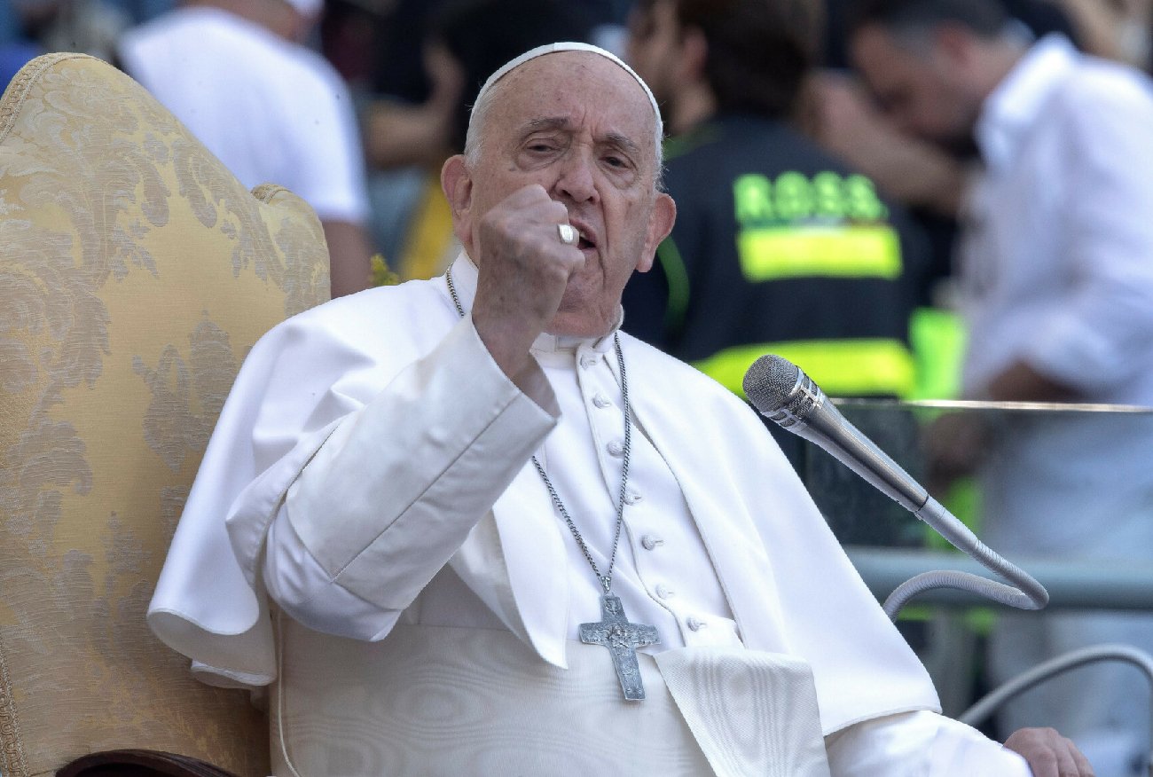 Papież Franciszek skarży się na gejów w seminariach. "Gdyby księża-geje zniknęli z Kościoła, parafie przestałyby działać".