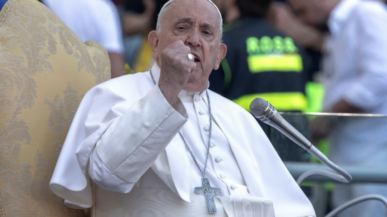 Papież Franciszek skarży się na gejów w seminariach. "Gdyby księża-geje zniknęli z Kościoła, parafie przestałyby działać".