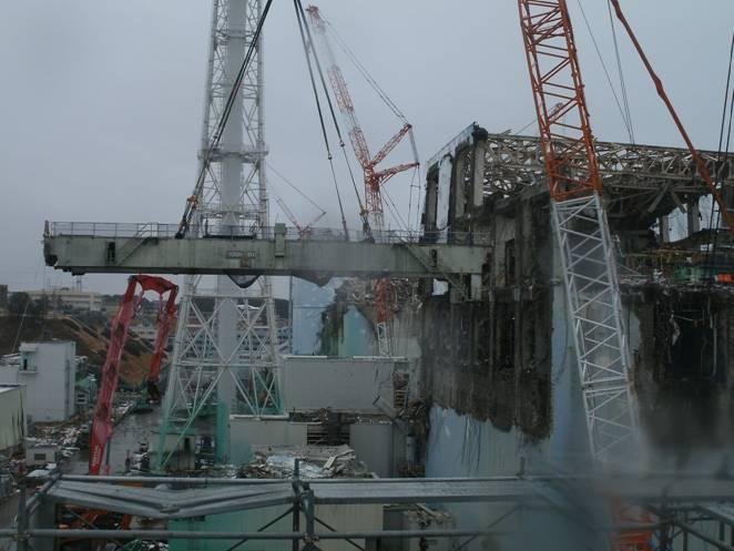 Grożący zawaleniem w razie trzęsienia ziemi reaktor numer 4 - zdjęcie z marca 2012 roku