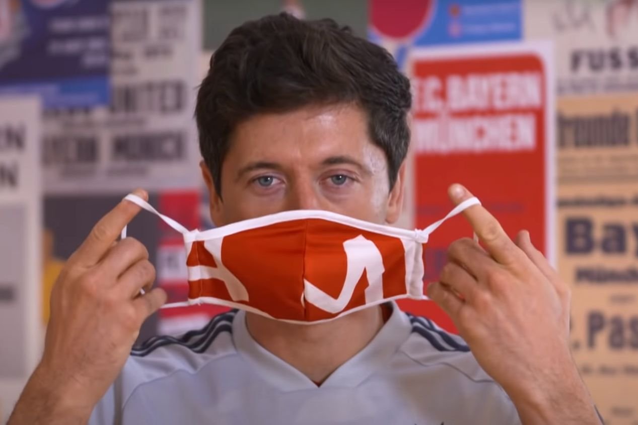 Robert Lewandowski pokazuje jak prawidłowo zakładać maseczkę