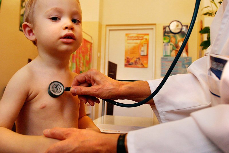 Lekarz bada małego pacjenta