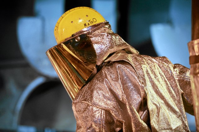 Pracownik huty należącej do KGHM Polska Miedź S.A. Zdaniem PiS pracownicy firmy są oburzeni zmianą loga