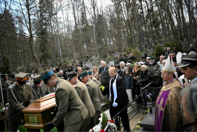 Ministerstwo Obrony Narodowej nie chce przyznać renty 14-letniej dziewczynce, której ojciec zginął w katastrofie smoleńskiej.