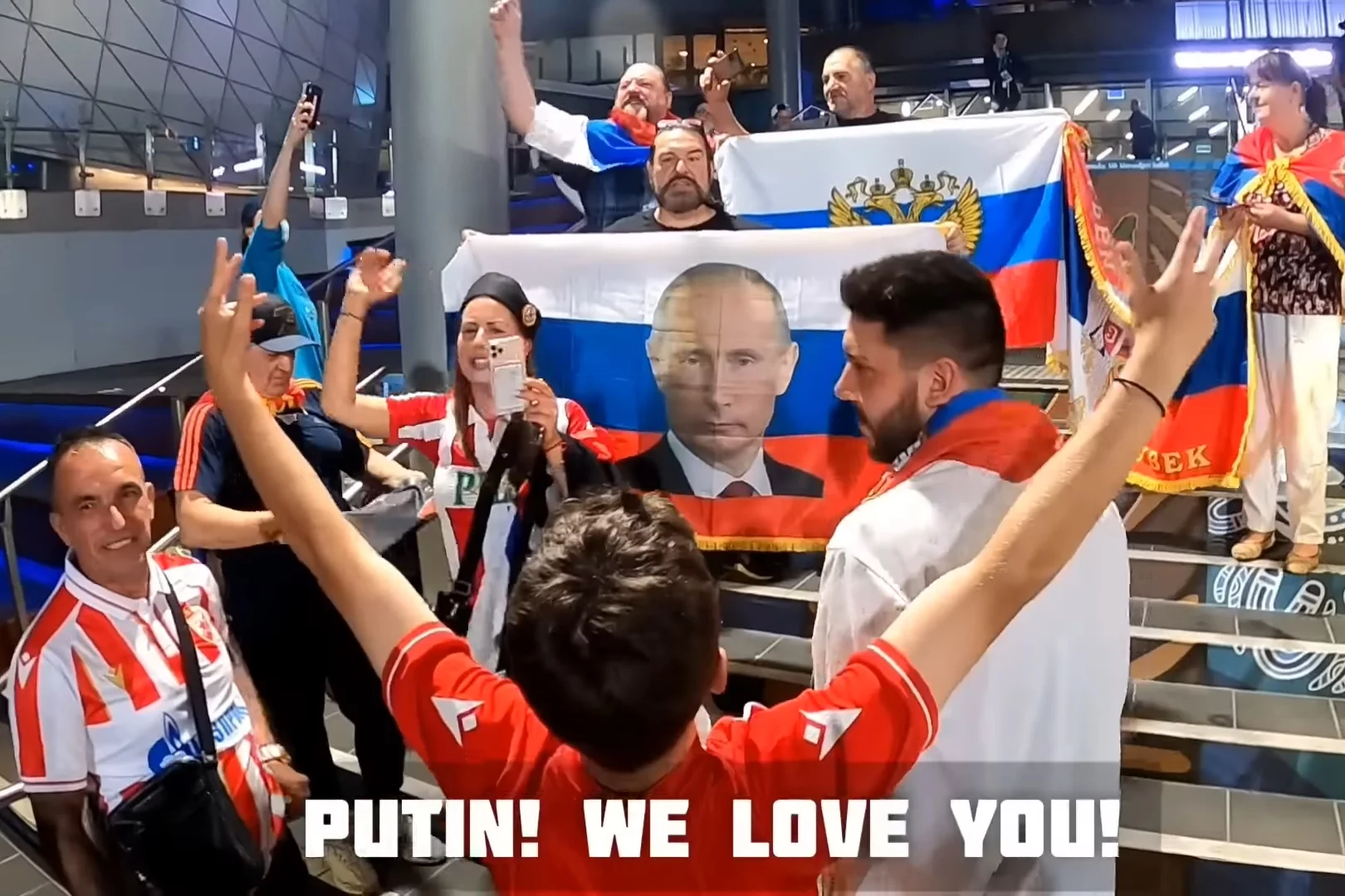Ojciec Novaka Djokovicia pozował do zdjęcia ze zwolennikami Putina.