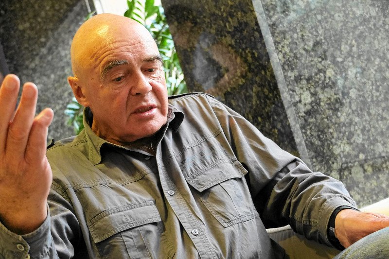 Stanisław Tym, w swoim felietonie, w mocnych słowach ocenił kondycję polskiej polityki.