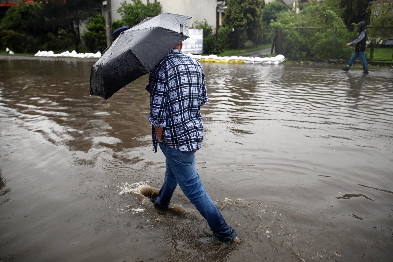 IMGW ostrzega przed podtopieniami po silnych opadach na Pomorzu i Pomorzu Zachodnim. Zdjęcie pochodzi z majowych podtopień w Krakowie.