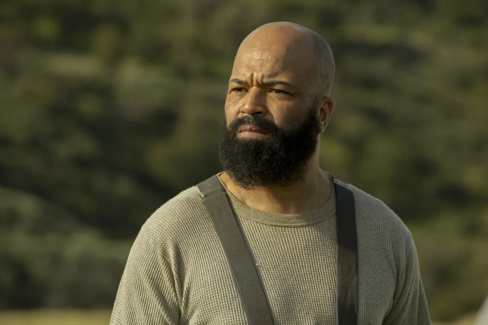 Bernard (Jeffrey Wright) po odblokowaniu świadomości, również wydostaje się na wolność. Pytanie jednak, czy jest w pełni wolny?
