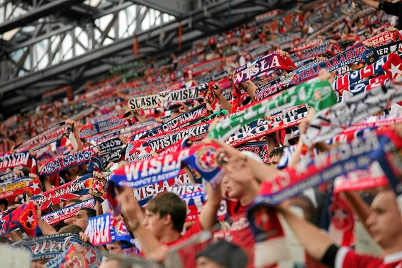 Kogo mają na myśli media pisząc o "kibolach"?