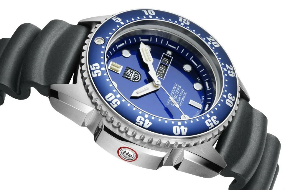 Luminox Deep Dive – na kopercie, w okolicach godziny 9., widoczny jest zawór helowy