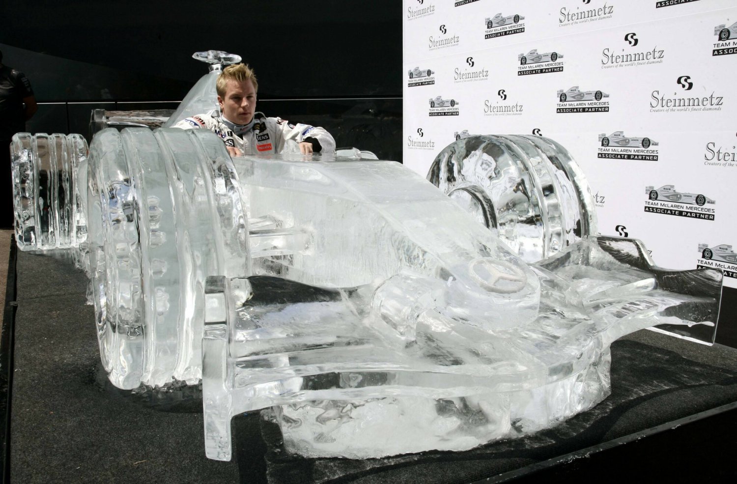 Kimi "Iceman" Raikkonen w bolidzie z lodu. To koniec jego przygody z F1