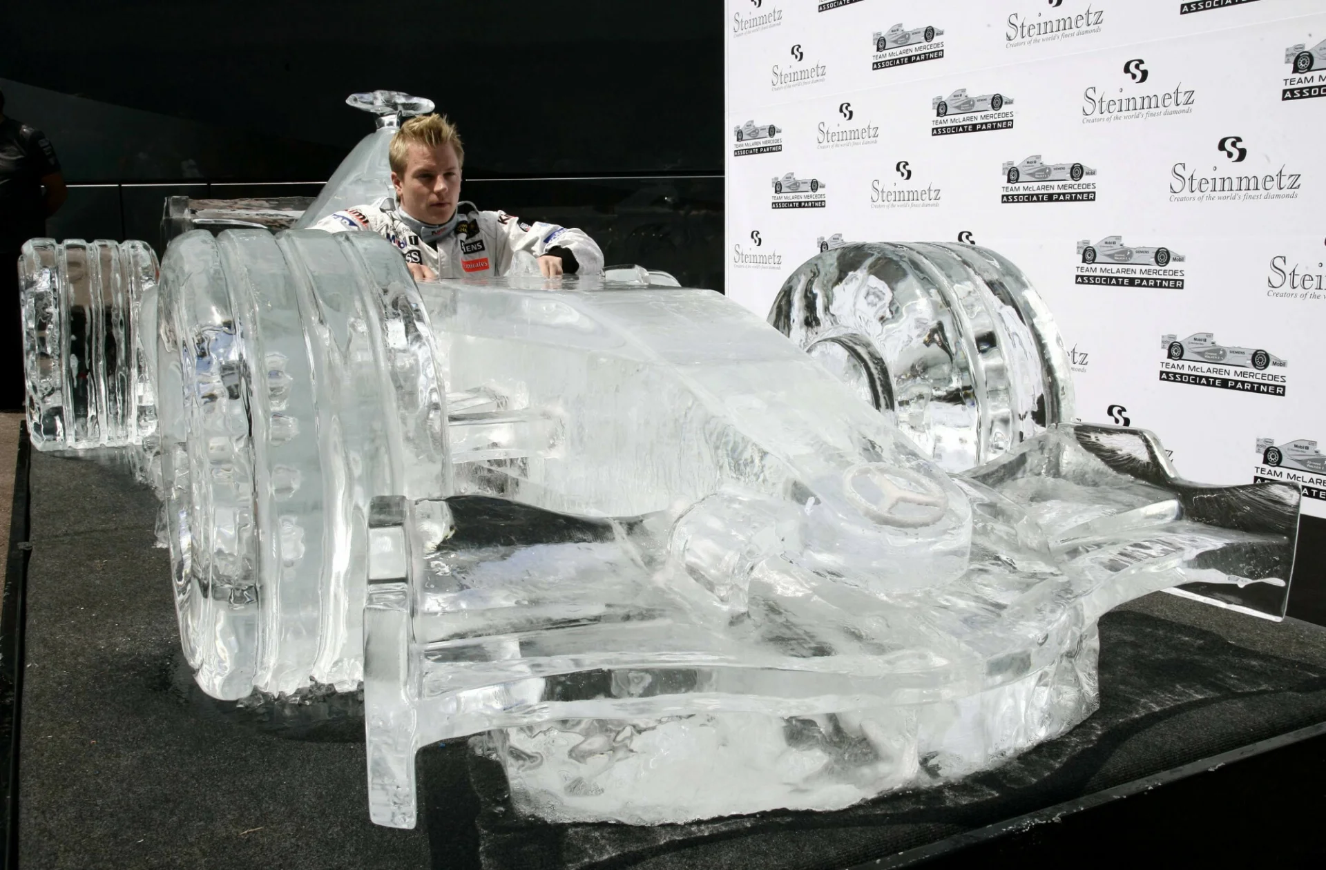 Kimi "Iceman" Raikkonen w bolidzie z lodu. To koniec jego przygody z F1