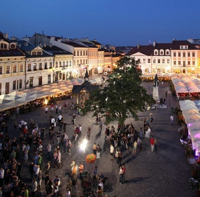 Centrum miasta tętni dobrą zabawą.