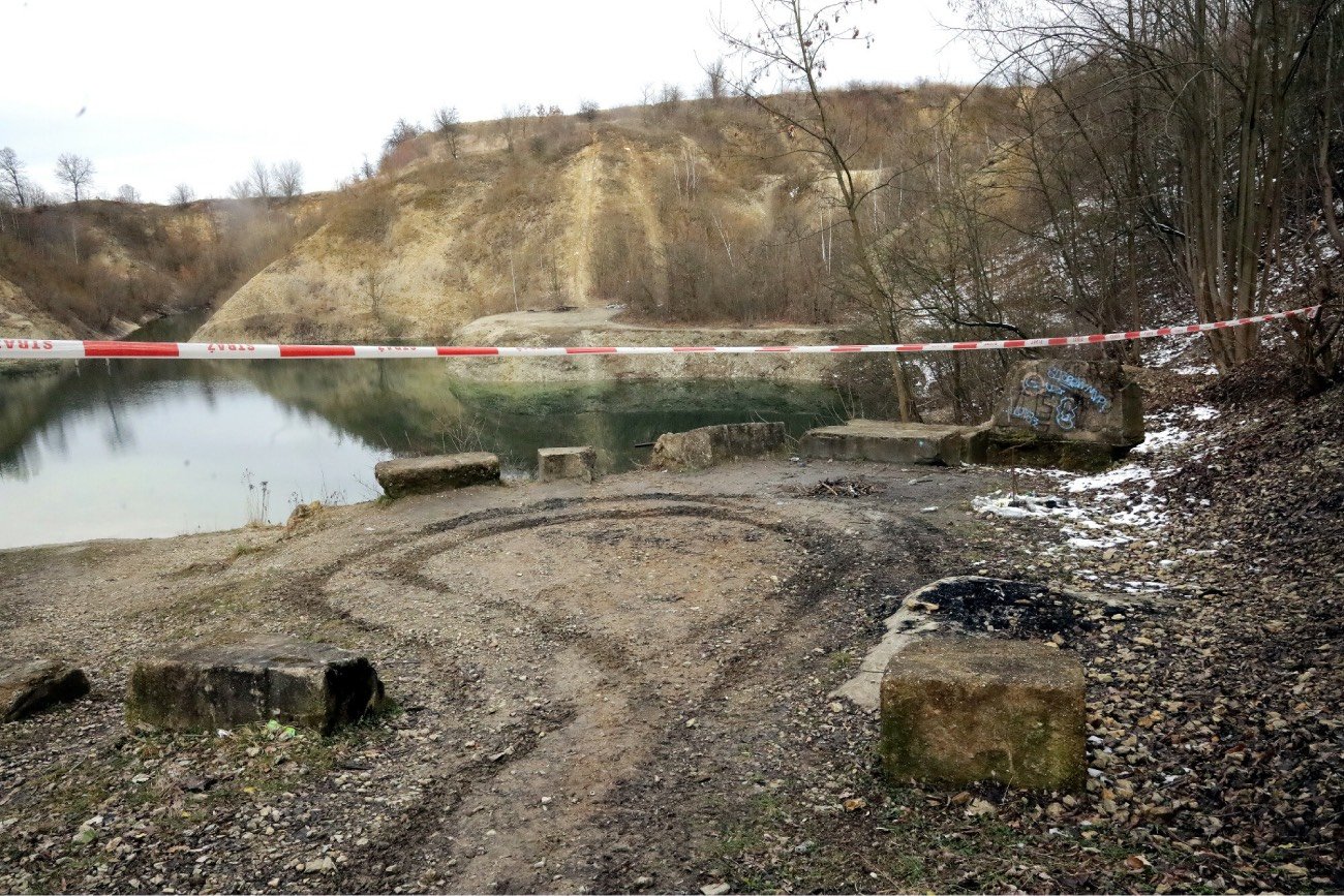 Zbiornik wodny w wyrobisku po dawnym kamieniołomie