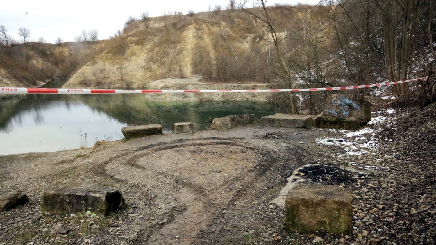 Zbiornik wodny w wyrobisku po dawnym kamieniołomie
