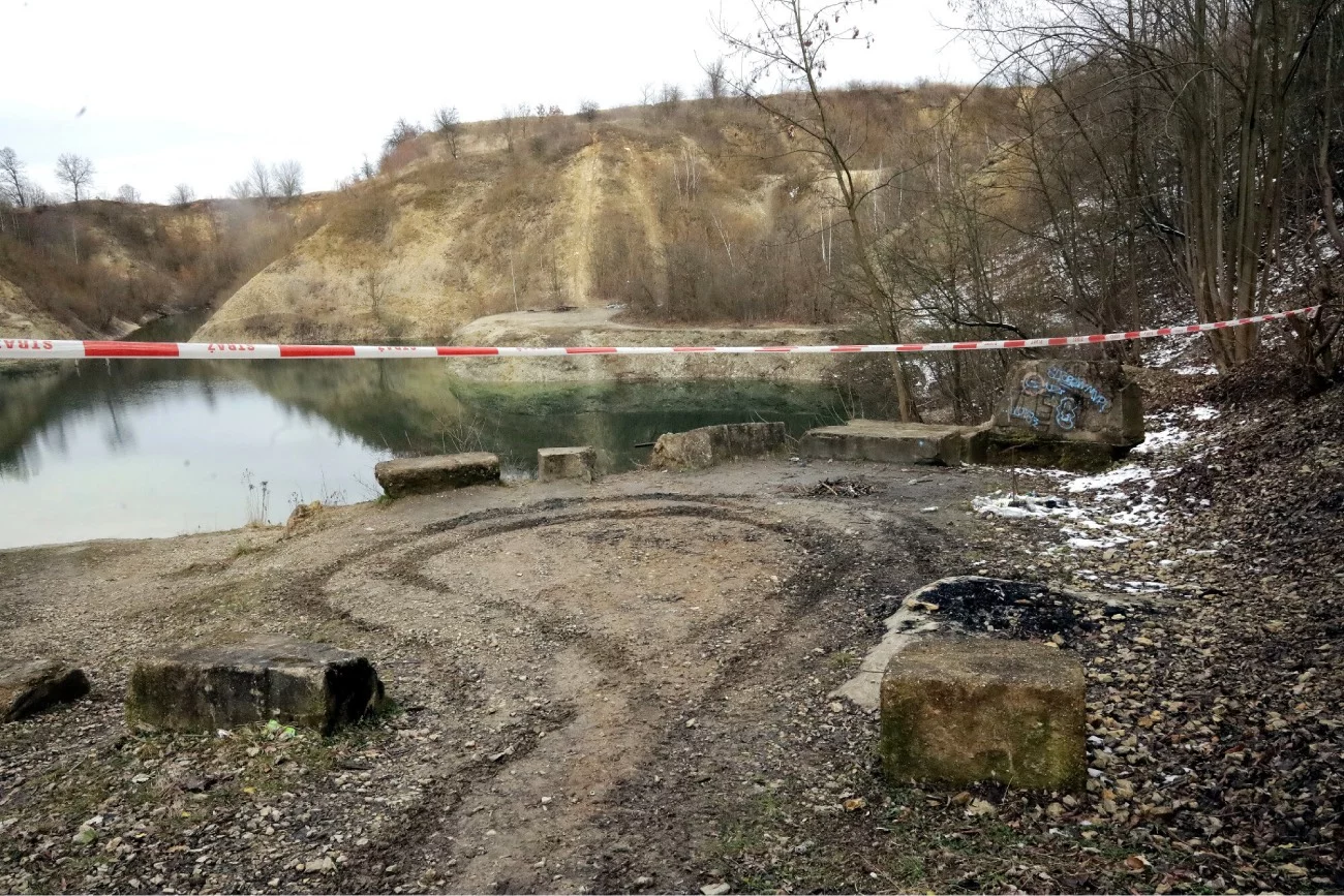 Zbiornik wodny w wyrobisku po dawnym kamieniołomie