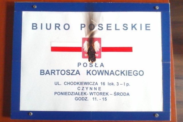 Bartosz Kownacki napisał, że jego biuro zostało zaatakowane przez "homolewacką dzicz"