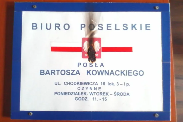 Bartosz Kownacki napisał, że jego biuro zostało zaatakowane przez "homolewacką dzicz"