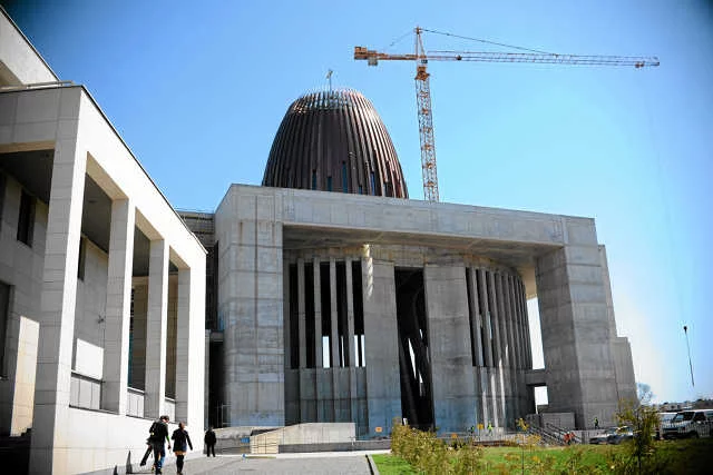 - Ani złotówka nie poszła na Świątynię Opatrzności Bożej. Muzeum papieża jest finansowe od 5 lat - odpiera ataki minister Bogdan Zdrojewski.