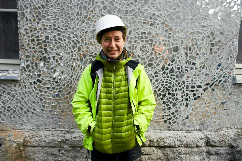 Joanna Rajkowska, artystka na tle swojego projektu "Pasaż Róży"