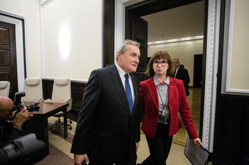 Wicepremier Piotr Gliński podczas inauguracyjnego posiedzenia rządu w nowej kadencji.