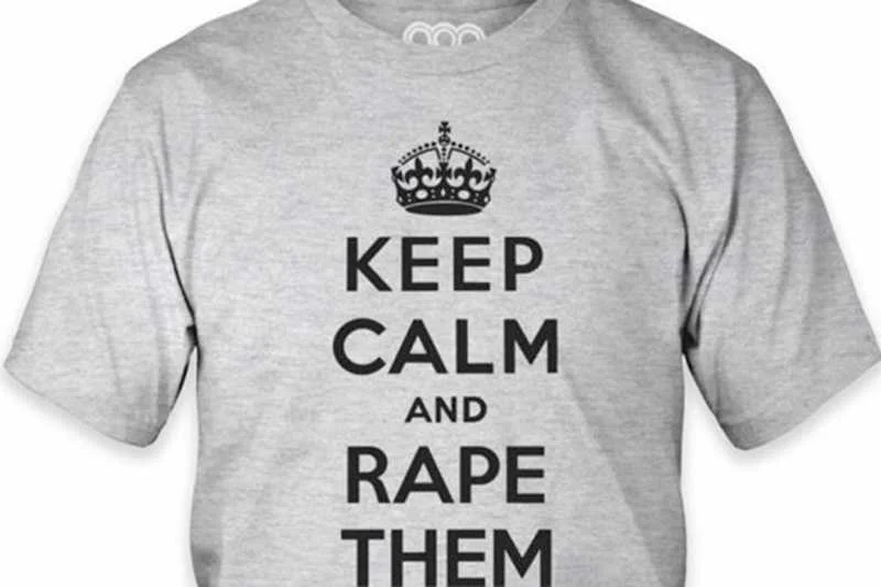 Koszulki wykorzystywały motyw popularnego hasła "Keep Calm and Carry On"